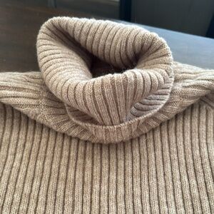 Sweater Turtleneck Tan.